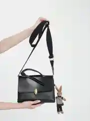 Черный компактная сумочка с эффектной застежкой с брелком зайка