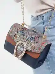 Сумка женская, с вышивкой, на цепочке