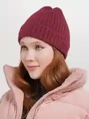 Алый шапка женская, 13 цветов