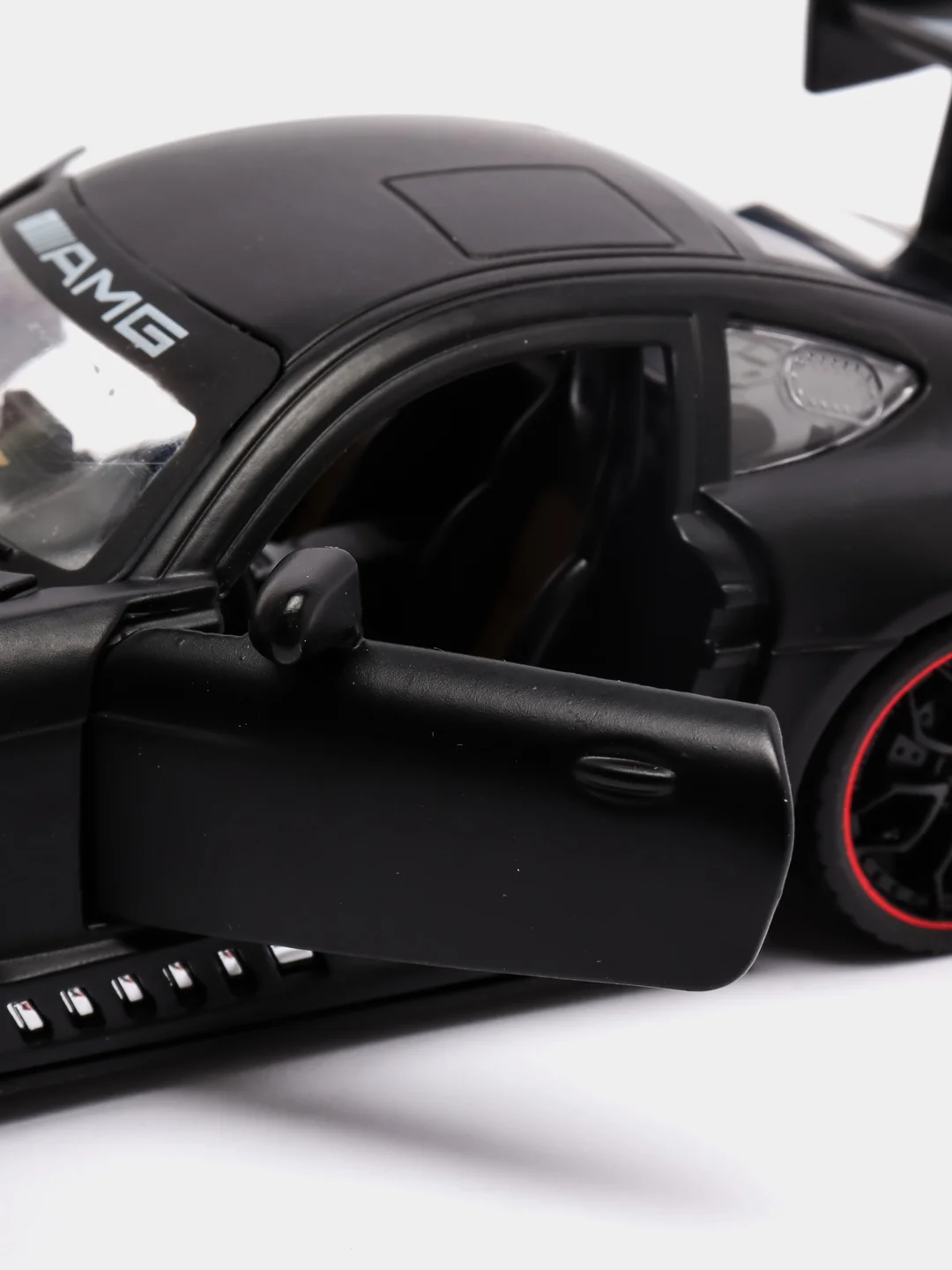 Черный металлическая машина Mercedes AMG V8 1:24 53522-18A