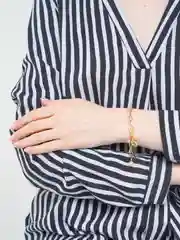 Золотой женский браслет с подвесками "Сердечки"