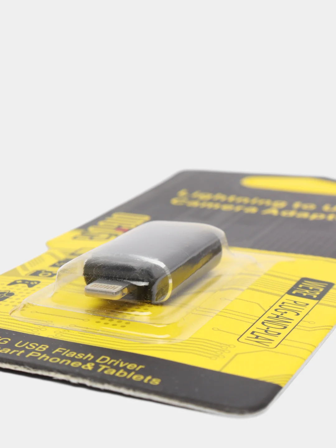 Черный переходник адаптер Lightning-USB OTG на iPhone