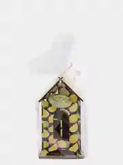 Желтый деревянный чайный домик