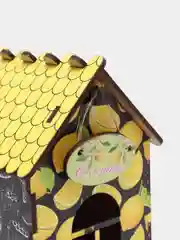 Желтый деревянный чайный домик