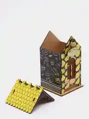 Желтый деревянный чайный домик