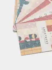 Желтый набор разноцветной бумаги для скрапбукинга