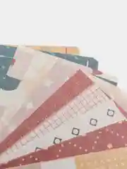 Желтый набор разноцветной бумаги для скрапбукинга