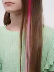 Розовый цветные пряди на заколке
