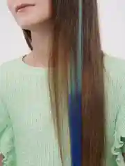 Небесно-голубой цветные пряди на заколке
