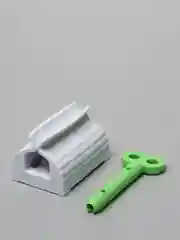 Алый выдавливатель для зубной пасты