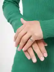 Женское кольцо серебристого цвета