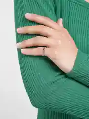 Женское кольцо серебристого цвета