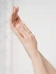 Женское кольцо серебряного цвета