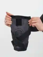Черный бандаж коленного сустава