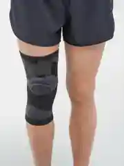 Черный бандаж коленного сустава