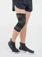 Черный бандаж коленного сустава