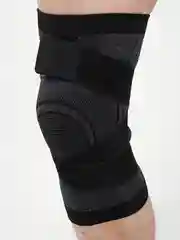 Черный бандаж коленного сустава