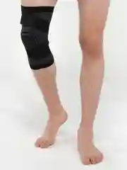 Черный бандаж коленного сустава