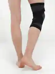 Черный бандаж коленного сустава