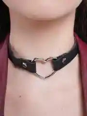 Черный чокер с металлическим сердцем