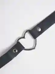 Черный чокер с металлическим сердцем