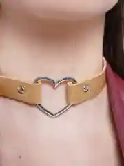 Золотой чокер с металлическим сердцем