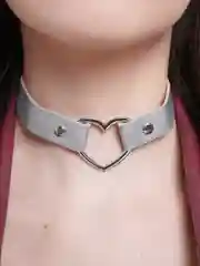 Белый чокер с металлическим сердцем