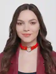 Алый чокер с металлическим сердцем