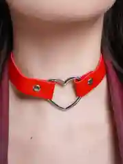 Алый чокер с металлическим сердцем