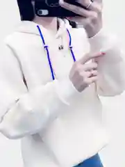 Белый худи женское утепленное, толстовка с капюшоном, с начесом, с нашивкой на рукаве