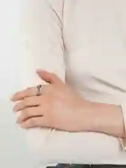 Женское кольцо серебряного цвета