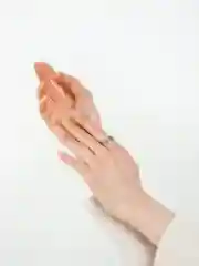 Женское кольцо серебряного цвета