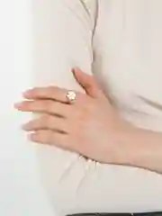 Белый кольцо металлическое Белый цветок