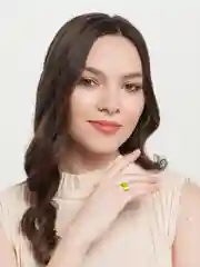 Желтый кольцо с надписью "Love"