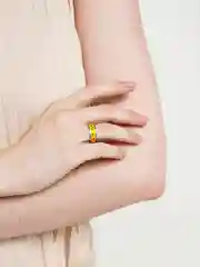 Желтый кольцо с надписью "Love"