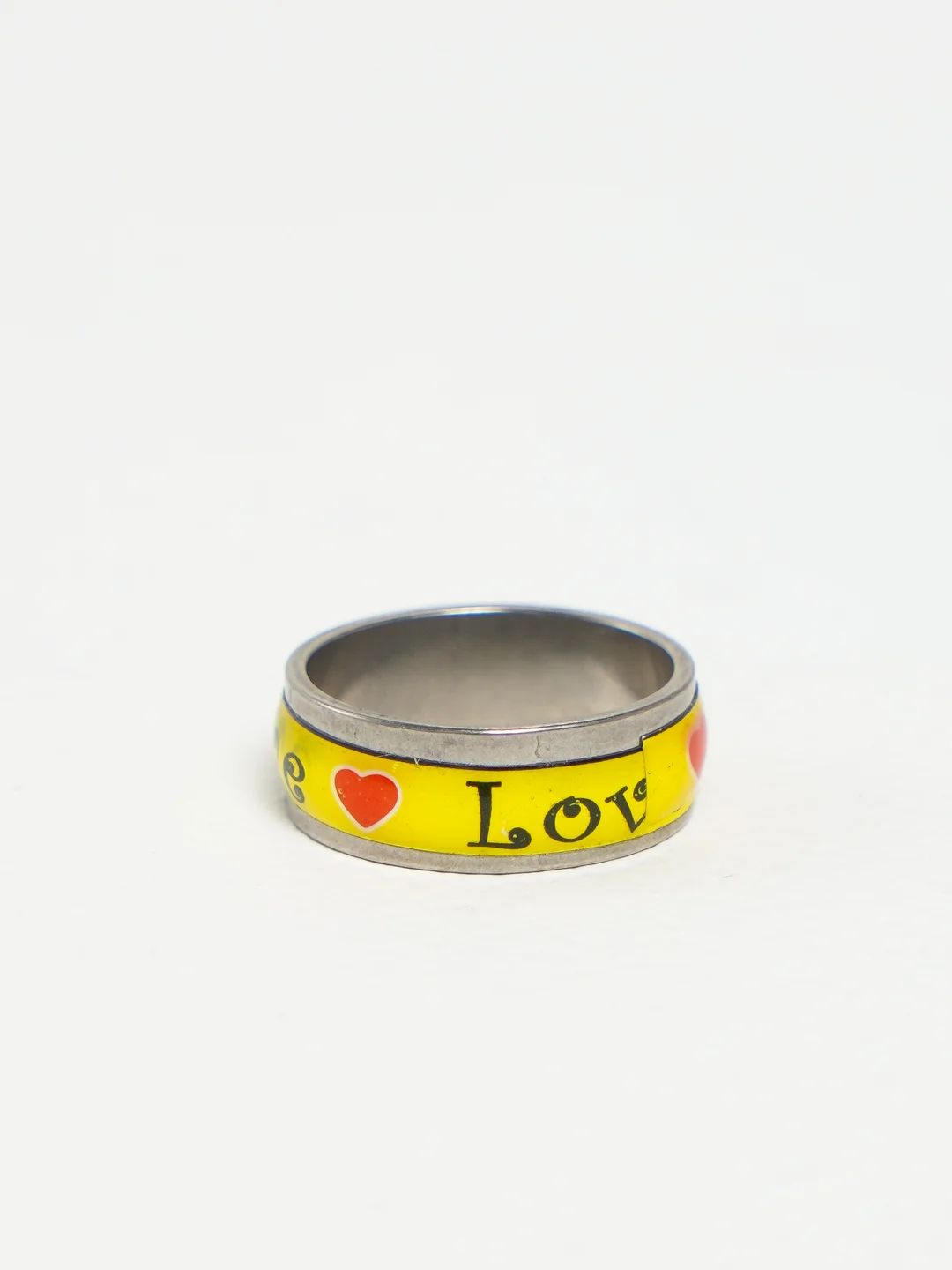 Желтый кольцо с надписью "Love"