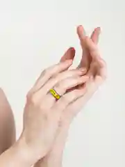 Желтый кольцо с надписью "Love"