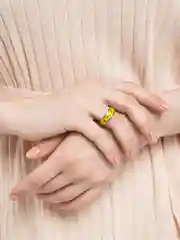 Желтый кольцо с надписью "Love"