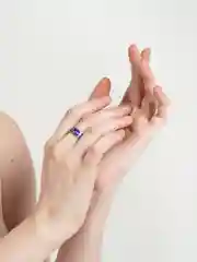 Фиолетовый кольцо с надписью "Love"