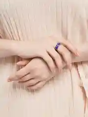 Фиолетовый кольцо с надписью "Love"