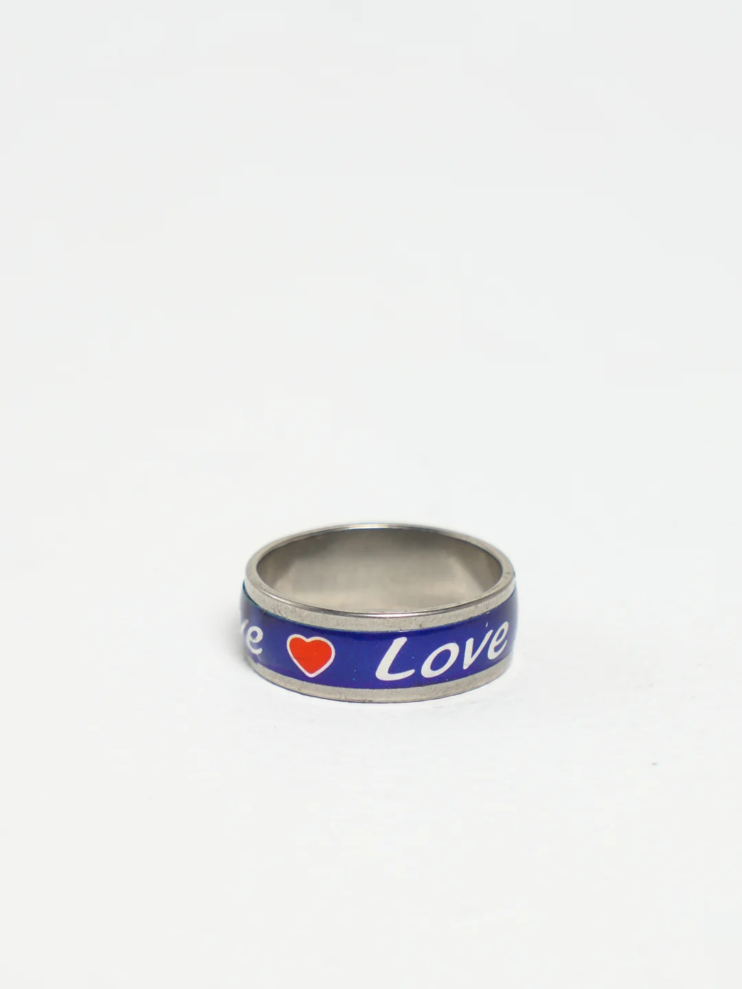 Фиолетовый кольцо с надписью "Love"