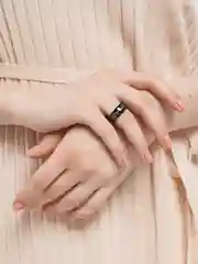 Красный кольцо с надписью "Love"