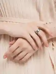 Оливковый кольцо с крутящимся центром