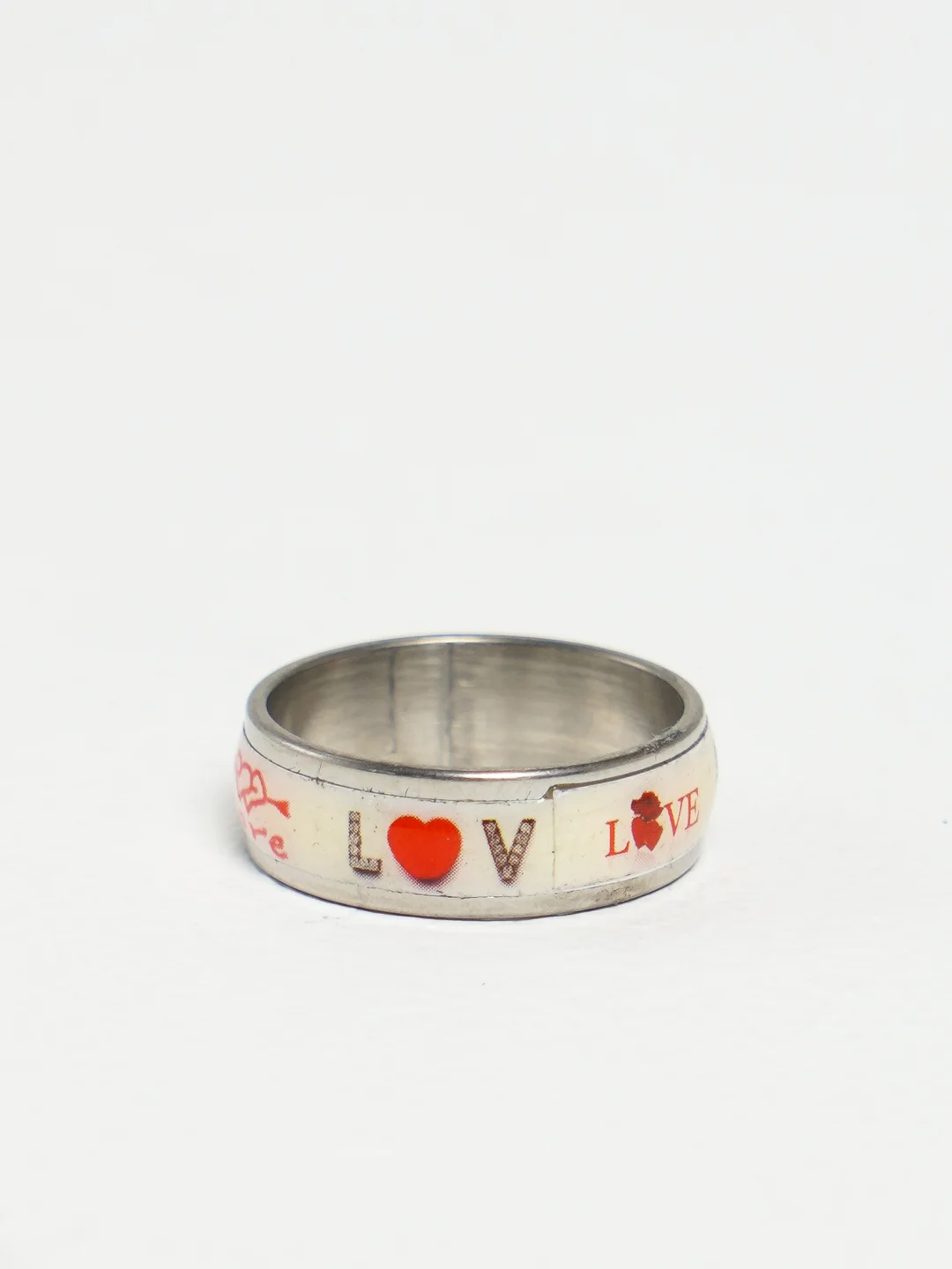 Белый кольцо с надписью "Love"