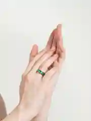 Зеленый кольцо с надписью "Love"