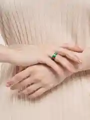 Зеленый кольцо с надписью "Love"
