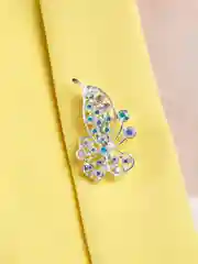 Молочный брошь со стразами ассорти