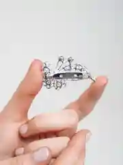 Молочный брошь со стразами ассорти