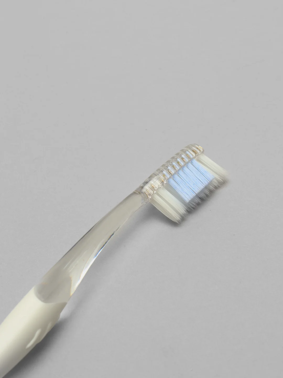 Зубная щетка Iney Snow-Brush Wind, средняя жесткость