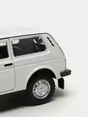 Белый модель автомобиля "Нива", 4 х 4